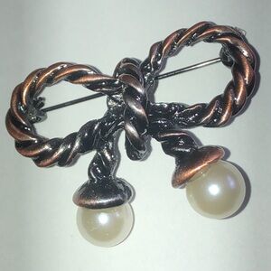 Elegant Vintage Twisted Bow Brooch with Faux Pearls